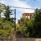 ...oltre il quale riusciamo a intravedere anche il rosso torrino della vicina Villa La Rocca